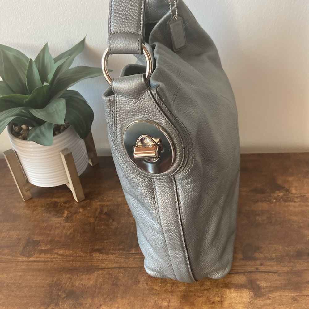 EUC Coach Pebbled Leather Shoulder Bag - Picture 5 of 16